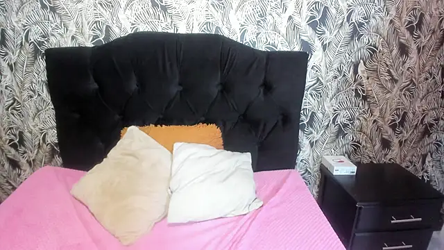 Chat XXX en directo de DanielaMonroe