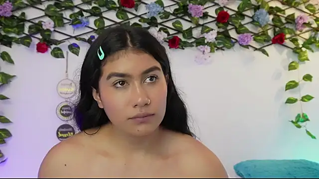 saraBow Chat XXX live