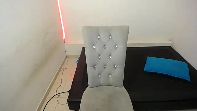 Naomy_Reiden live XXX chat