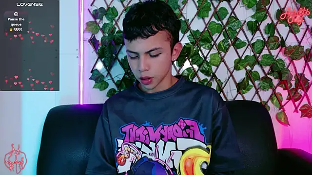 Prince_Apolo: διαδικτυακό σόου στην κάμερα