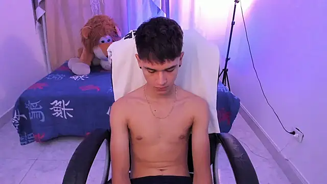 Aron_Boyy Adlı Modelin Canlı XXX Sohbeti