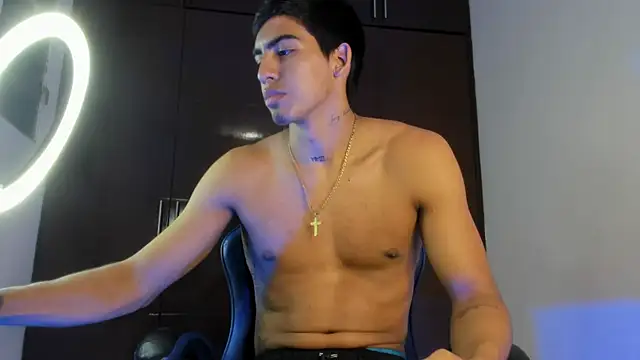 Milo_LatinBoy Show in webcam