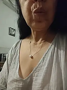 NakedMILFx Adlı Modelin Canlı XXX Sohbeti