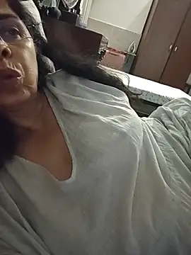 NakedMILFx Chat XXX in diretta