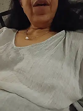 NakedMILFx Adlı Modelin Canlı XXX Sohbeti