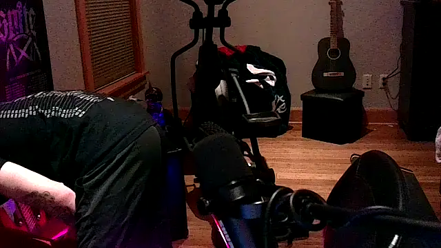 LEVIATHANX666: διαδικτυακό σόου στην κάμερα