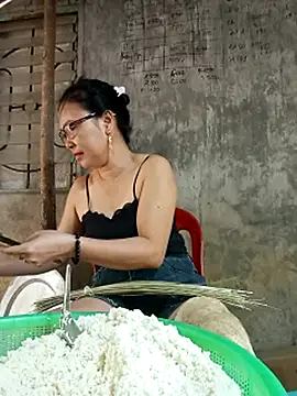 Nuna_689 Show in webcam