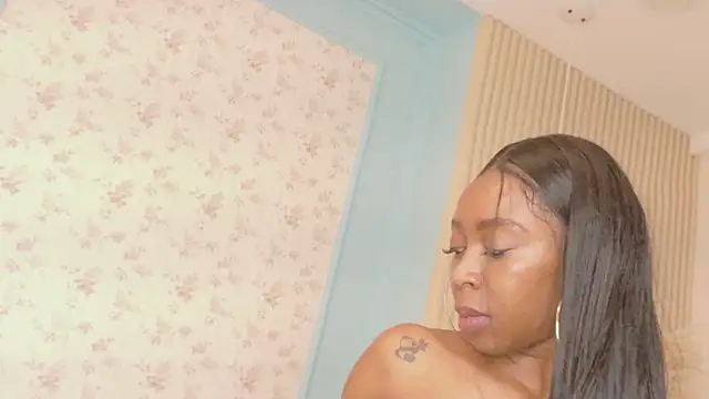 Chat +18 de SarayCortez ao vivo