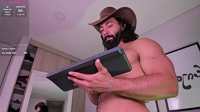 Max_strong01 Show in webcam