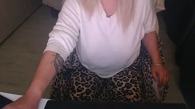 Divineblond – Naživo XXX chat