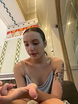 MiaTeeのライブXXXチャット