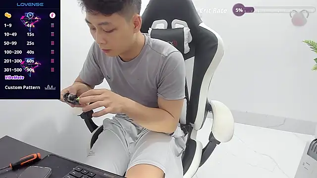 Naughty___asian élő XXX-chatje