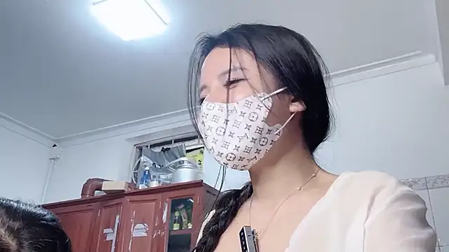 LyLy_Office Chat XXX in diretta