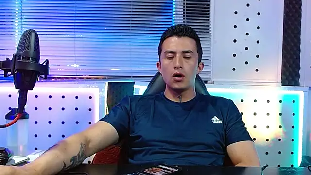 XXX chat uživo modela Godofcumxxx