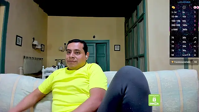 brad_latino Show in webcam