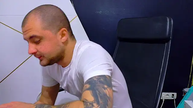 Show modela JamesMyerss na web-kameri