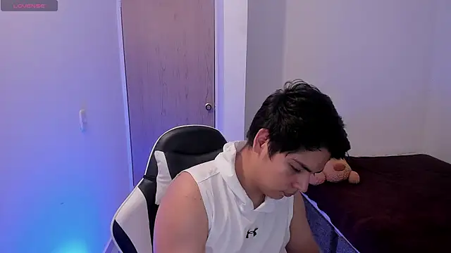 Show modela Asta_YunoXXX na web-kameri