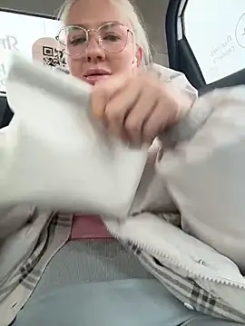 NewLale: διαδικτυακό σόου στην κάμερα