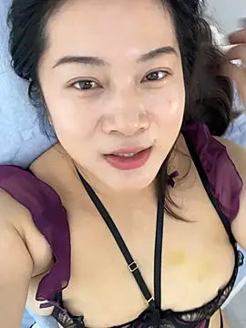 mo-mo-69's Live XXX Chat