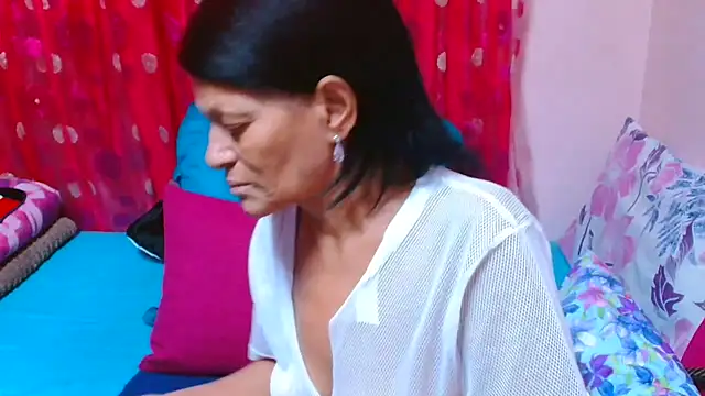 SLUTTYROXY's Live XXX Chat