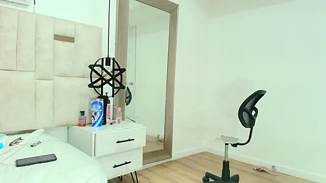 Sara_BigAss-のライブXXXチャット