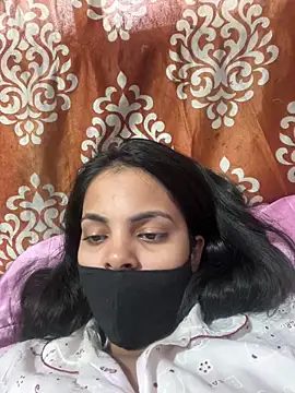 Sandhya_77: διαδικτυακό σόου στην κάμερα