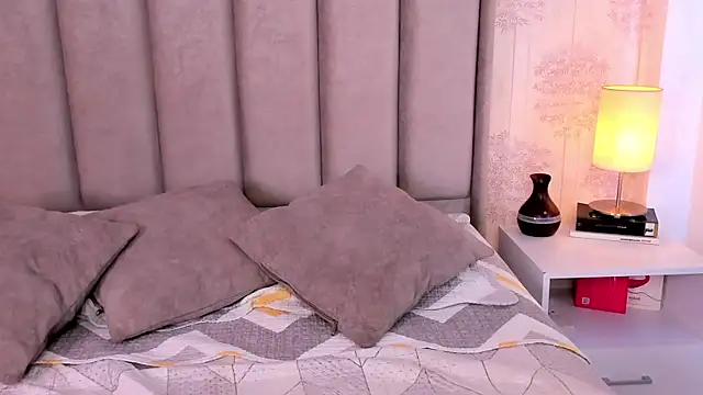 ShaynaHosk Show in webcam