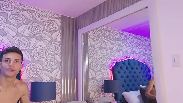 ChloeAndJeanPaul's Live XXX Chat