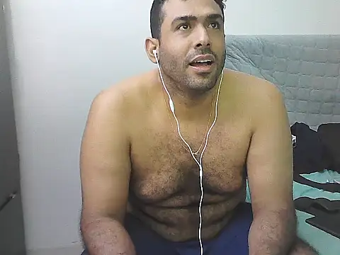 AlphaLatinoBear: διαδικτυακό σόου στην κάμερα