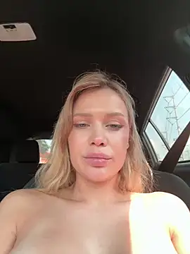 Pokazy przed kamerką – Girl-Mia