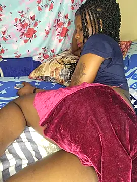 NicRaisaa: διαδικτυακό σόου στην κάμερα