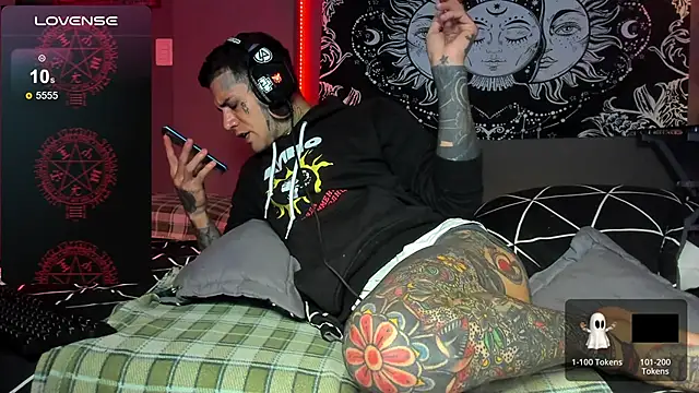 jhonny__ackerman: онлайн-секс-чат