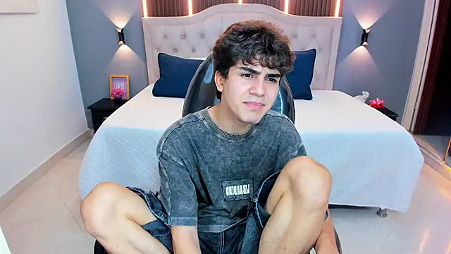 Tommy18__ Chat XXX in diretta