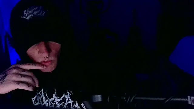 LEVIATHANX666: διαδικτυακό σόου στην κάμερα