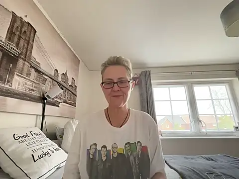 Chatroom XXX en direct de Curvy-Jinx