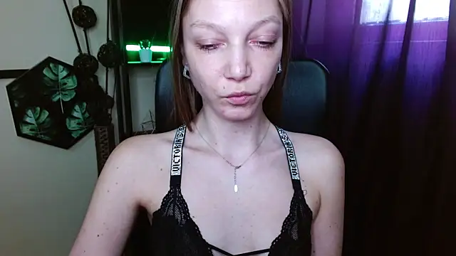 EmillyPlay – Naživo XXX chat