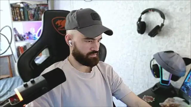 _Mostly_ Pertunjukan Webcam