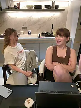 Nura_n_Sarah webkamerás műsora