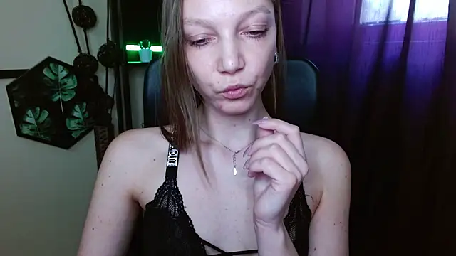 XXX chat uživo modela EmillyPlay