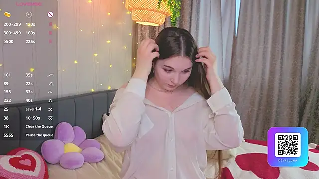 ConstanceHelms' Live XXX Chat