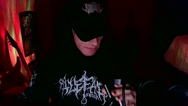 LEVIATHANX666: διαδικτυακό σόου στην κάμερα