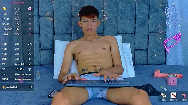 NicolasTorrez: онлайн-секс-чат