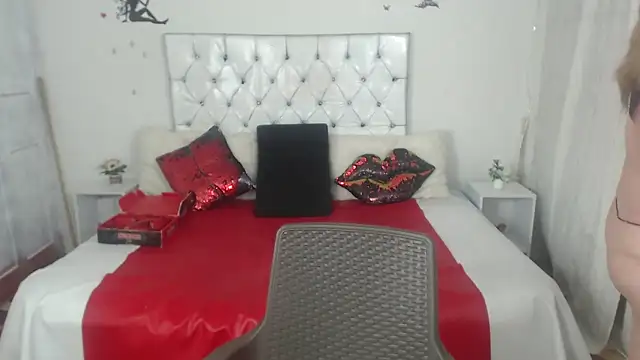 Sweetbigcatt's Live XXX Chat