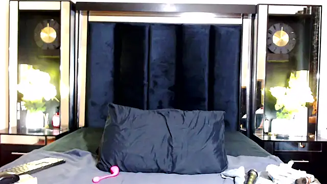 Chatroom XXX en direct de MONSTERTITS44DDD