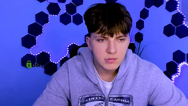 travis_wolf_ webcam show