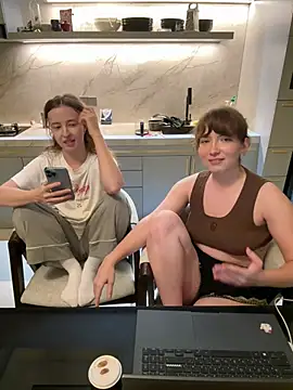 Nura_n_Sarahn Webbikameraesitys