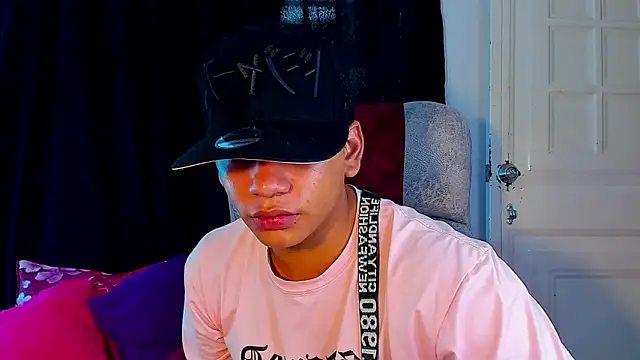 Show modela Aless_bigg na web-kameri