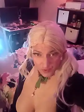 Show modela sissytrapdolly24 na web-kameri