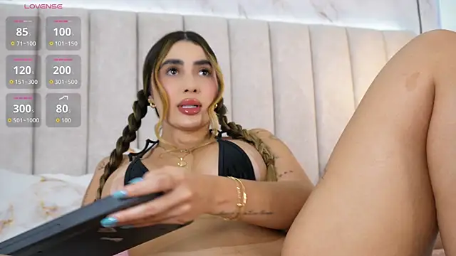 Annyy_Rosse: διαδικτυακό σόου στην κάμερα