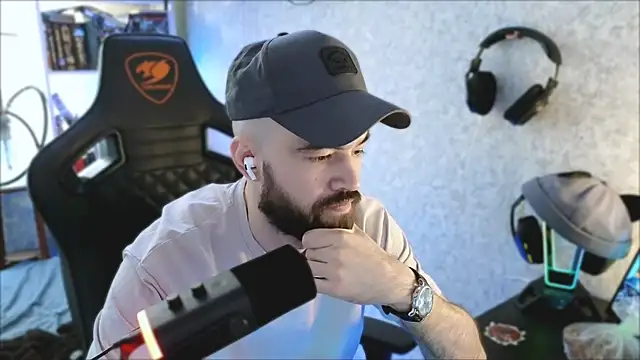 _Mostly_ élő XXX-chatje